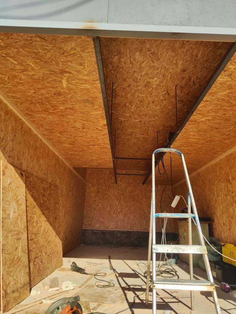 Ремонт гаража 3×6 в Автово: бетонный пол, OSB и усиленные полки