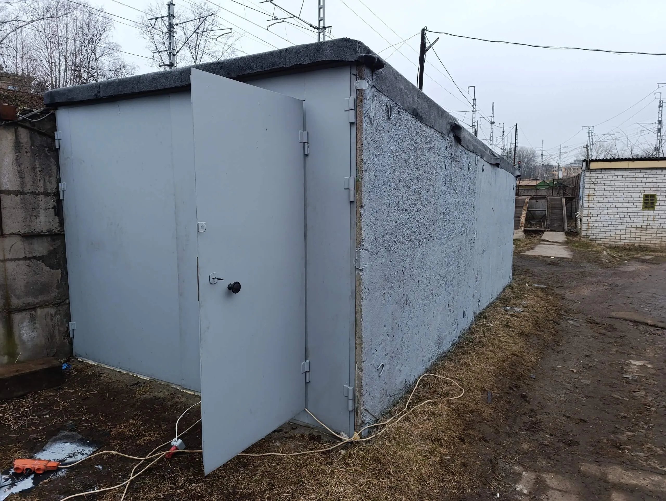 Новые ворота и покраска фасада Новые ворота и покрашенный гараж после ремонта