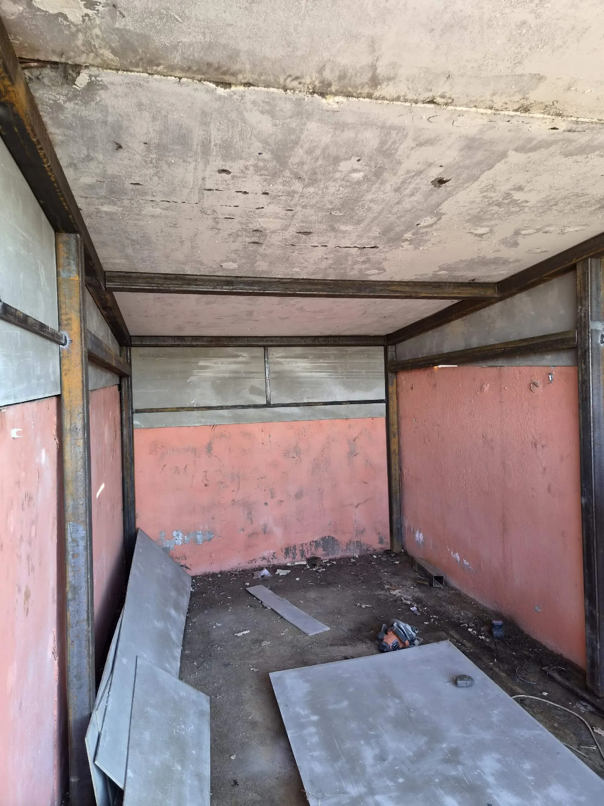 Каркас из трубы 100×100×4 мм Новый силовой каркас гаража из трубы 100×100×4 мм после поднятия высоты