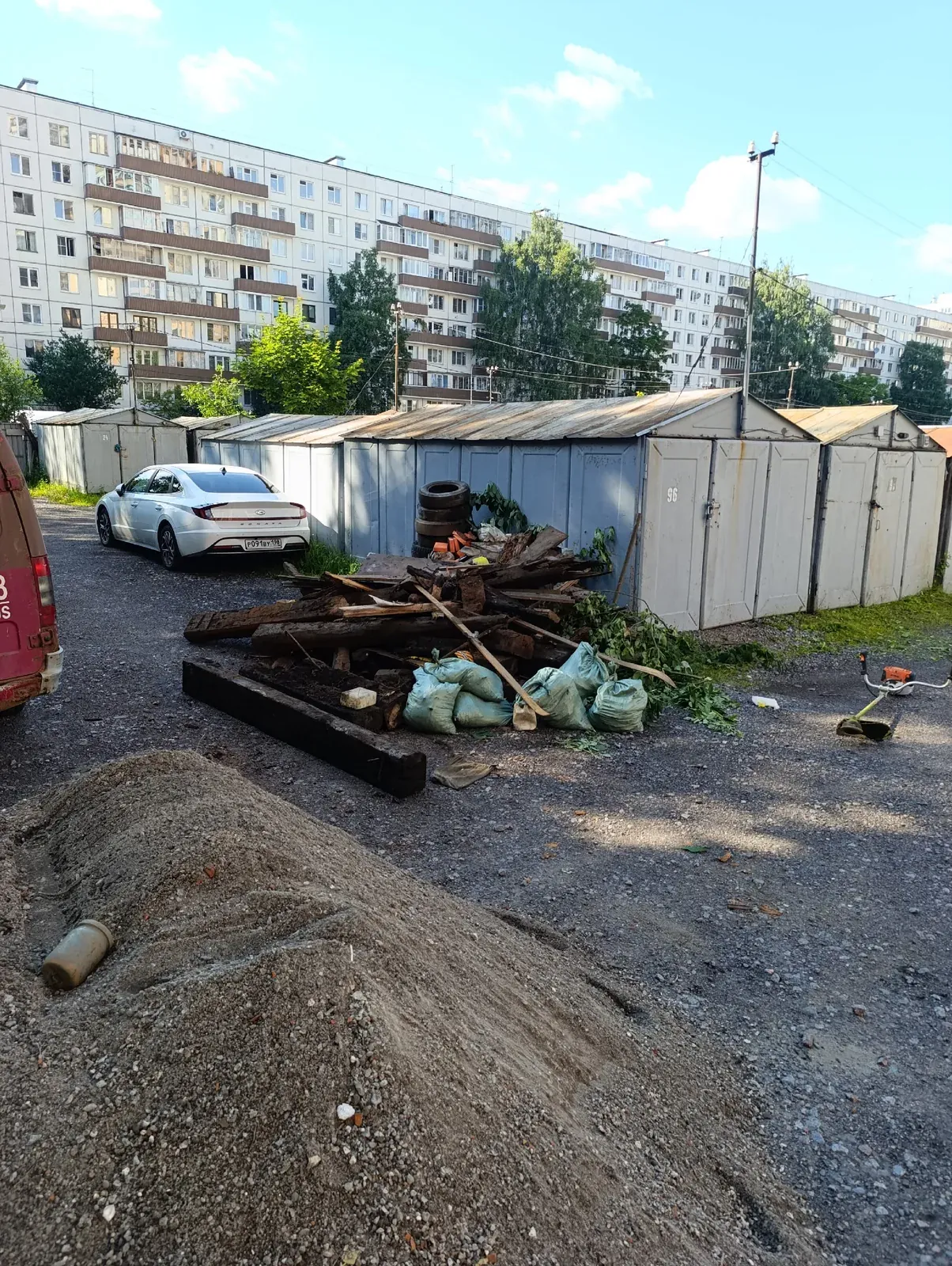 Старые шпалы, деревянный пол и древесные отходы после демонтажа Ижорского гаража