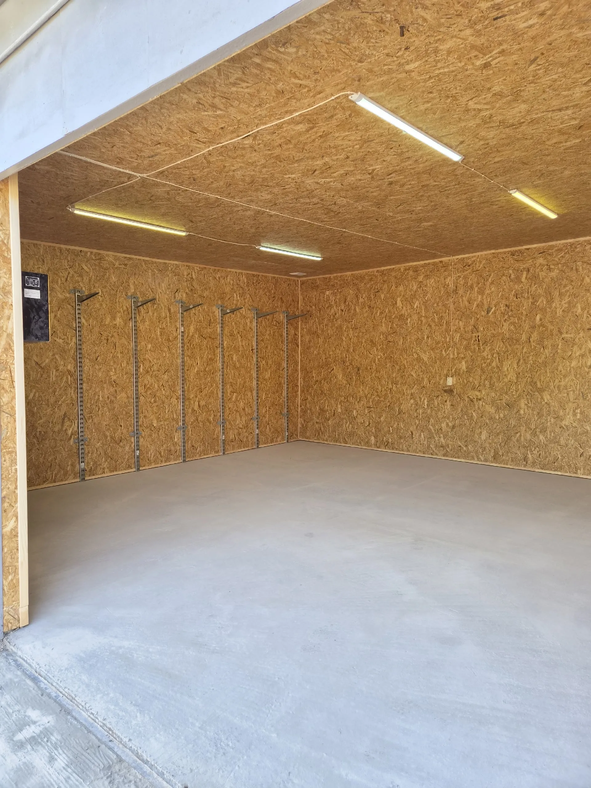 Готовый гараж 6×6 с отделкой OSB, линейным освещением и бетонным полом