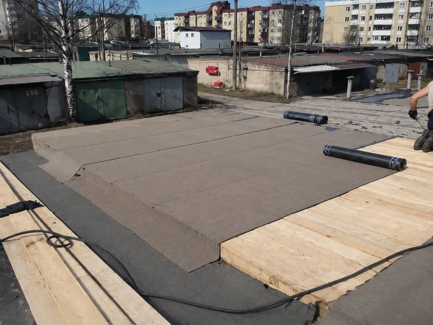 Подкладочный слой наплавляемой кровли на новом деревянном настиле гаража